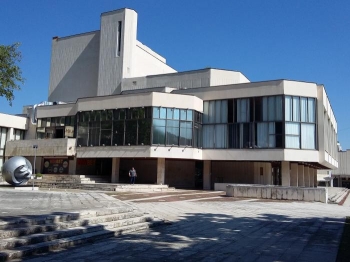 Театърът във Враца представи празничната си програма