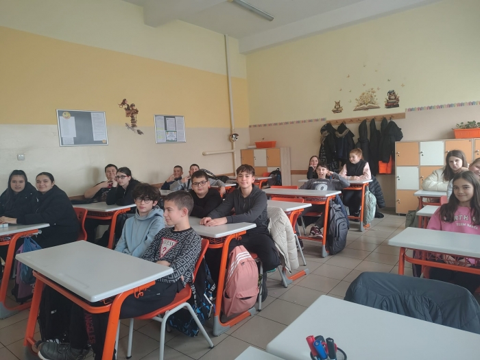 Ученици и полицаи обсъдиха безопасността в интернет