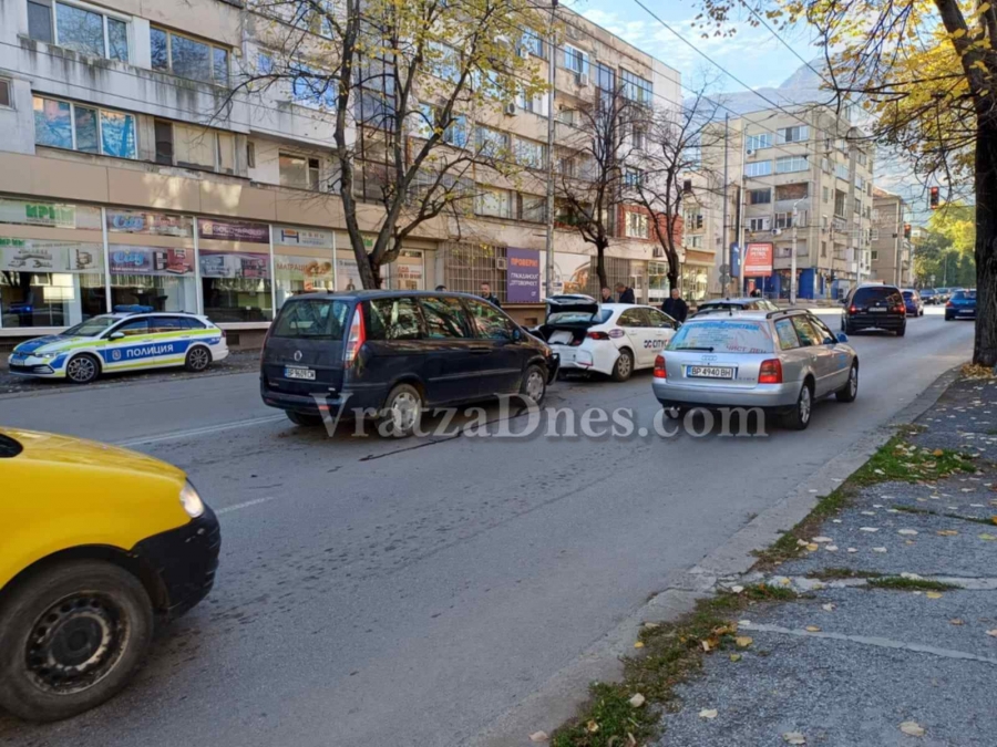 Верижна катастрофа с три коли затрудни трафика на възлов булевард във Враца