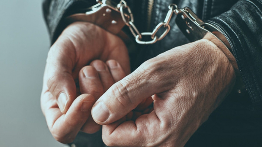 Задържаха дядка, тормозел и биел жена си