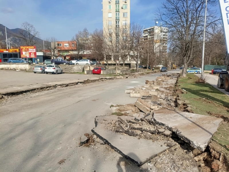 Започна ремонт на разбитата улица край Тубдиспансера във Враца