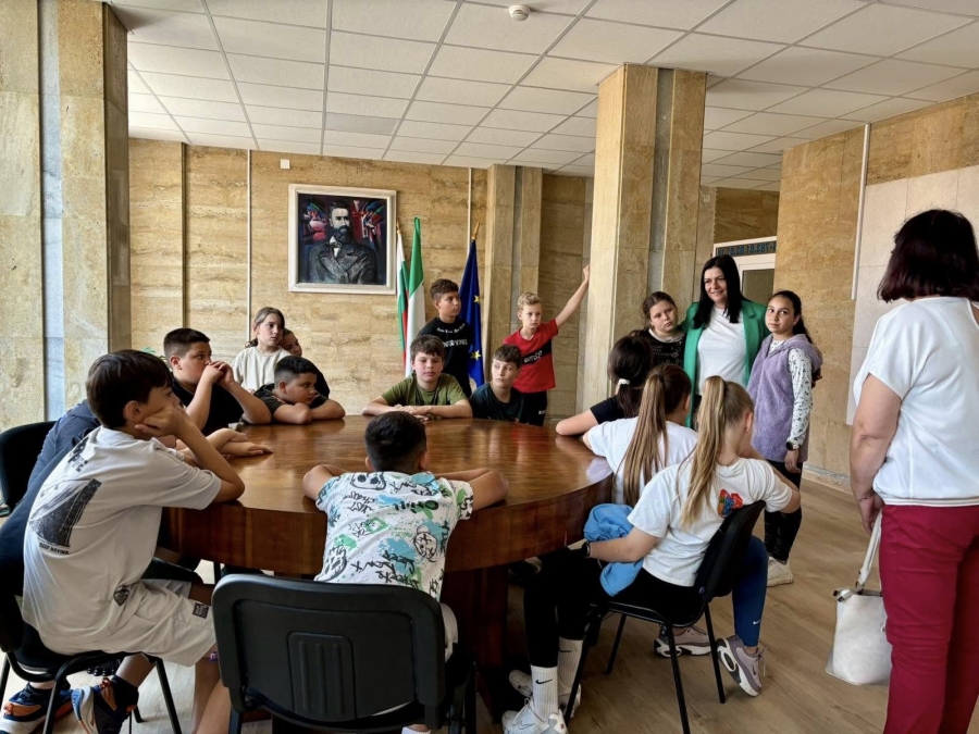 Ученици гостуваха на кмета на Мизия