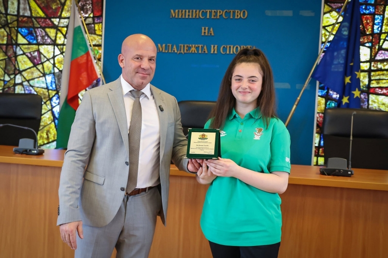 Министър награди врачанска спортистка