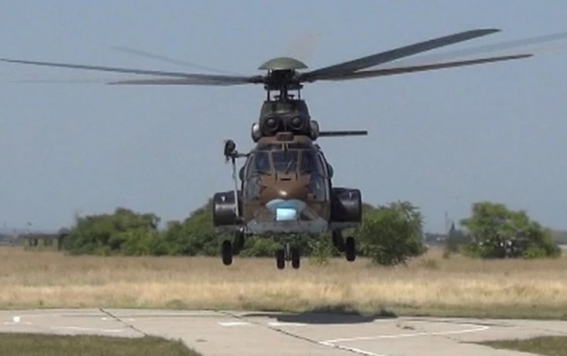 Военен хеликоптер гаси пожар в Белослатинско