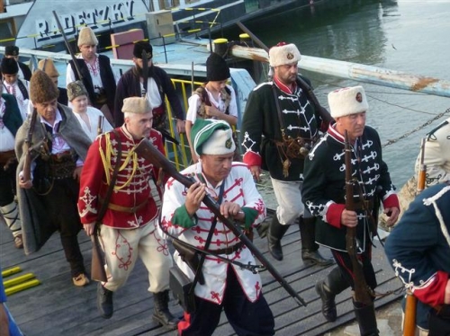 Зрелищно посрещат Ботеви поклонници в Козлодуй