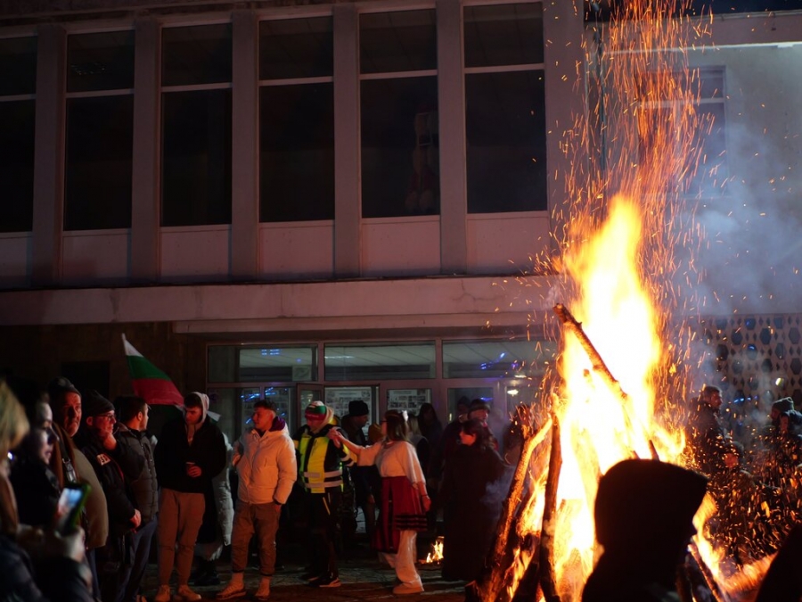 Стотици се включиха във вековния ритуал „Къпачи“ в Кула