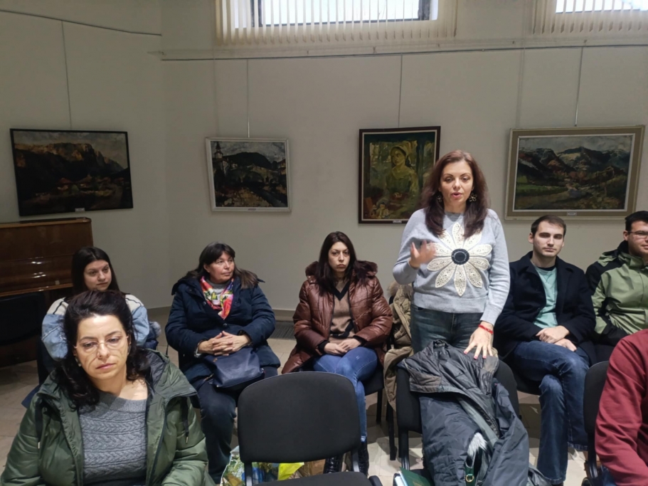 Туристи искат да разгледат къщата, но е затворена сподели Силвия Гарванска