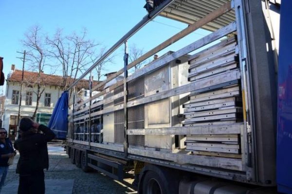 Най-голямата ледена пързалка в региона пристигна във Враца /снимки/