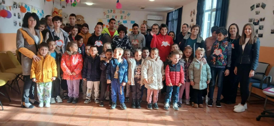 Децата от ДГ „Зора“ раздаваха доброта в Роман