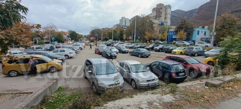 Търсят наемател на апетитен паркинг във Враца