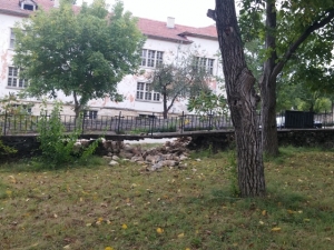 Увредиха каменната ограда на църквите в село Царевец