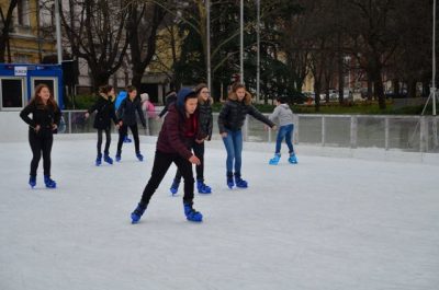 Ледената пързалка хит сред врачани Снимки