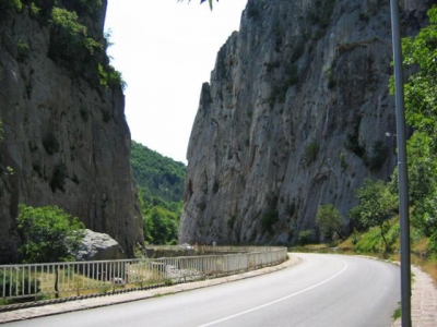 Стартира ремонта до пещерата Леденика