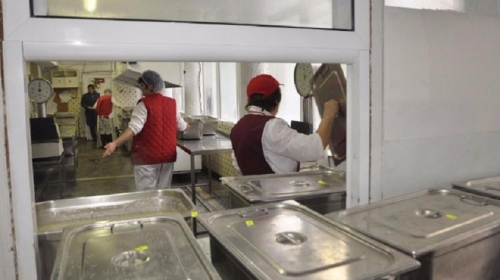 Пробутват некачествена храна в училищни столове