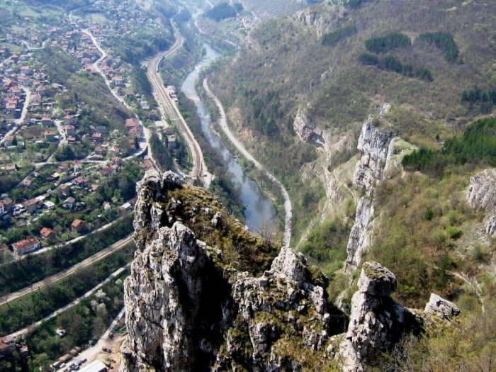 Спира добивът на варовици край Мездра