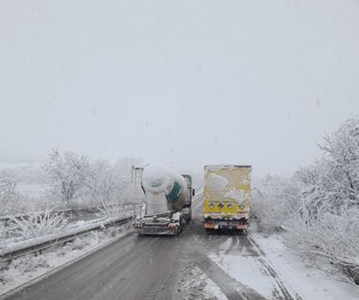 Блокирано е движението в района на Мездра, след Ребърково