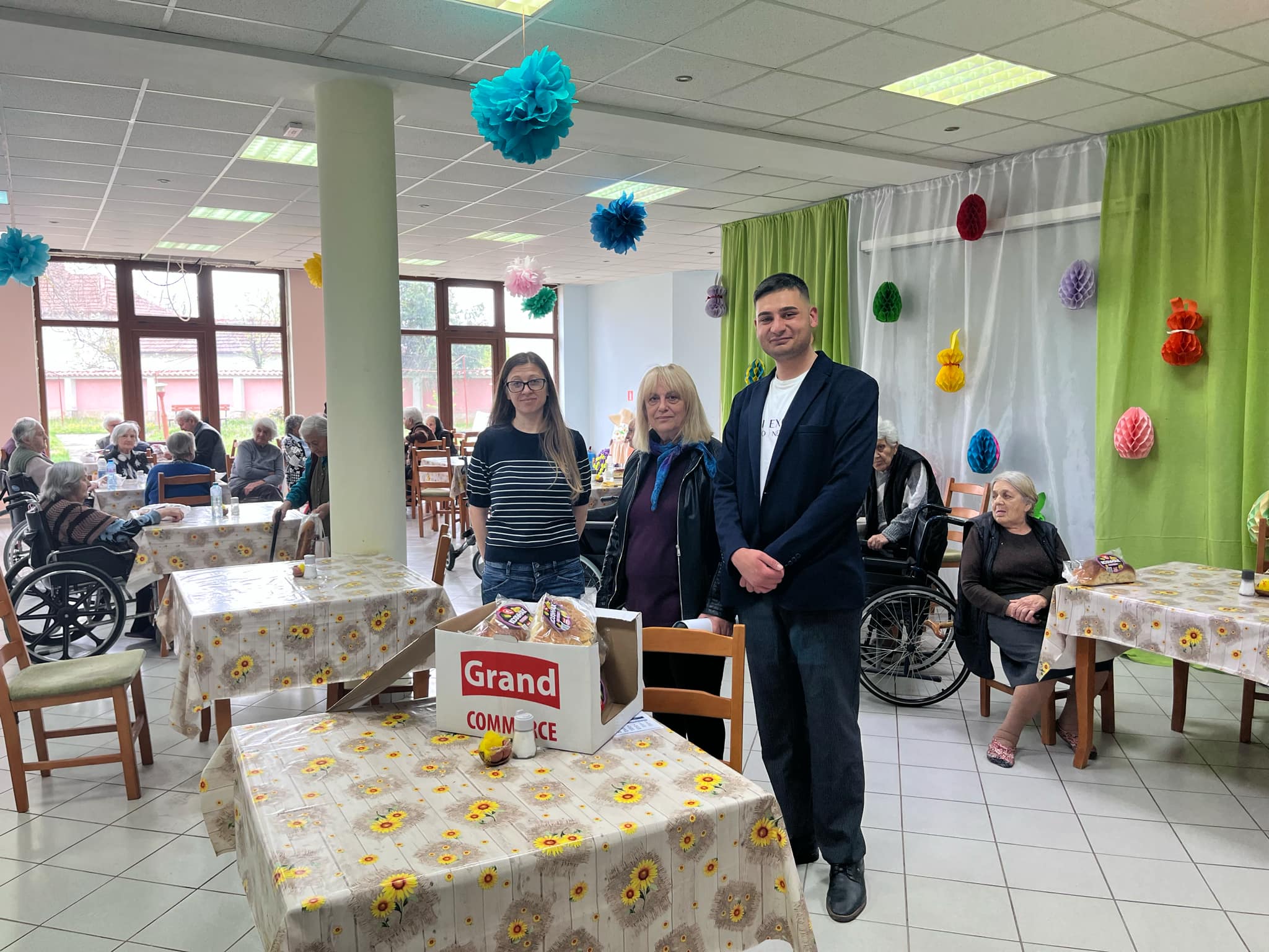 Община Бяла Слатина дари козунаци на пенсионери