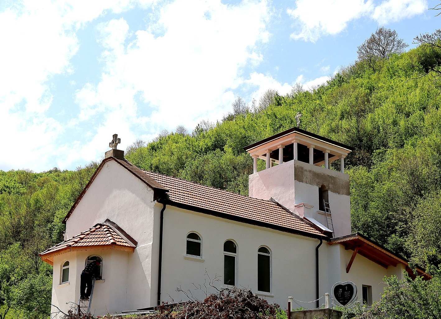 С дарения ремонтираха църквата в Оселна