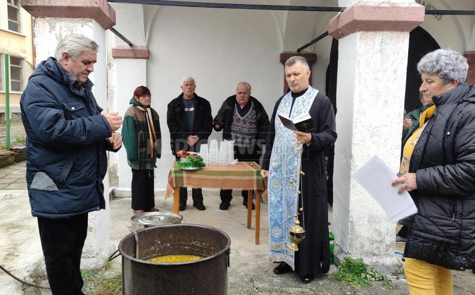 С литургия и курбан отбелязаха Никулден в Горна Кремена