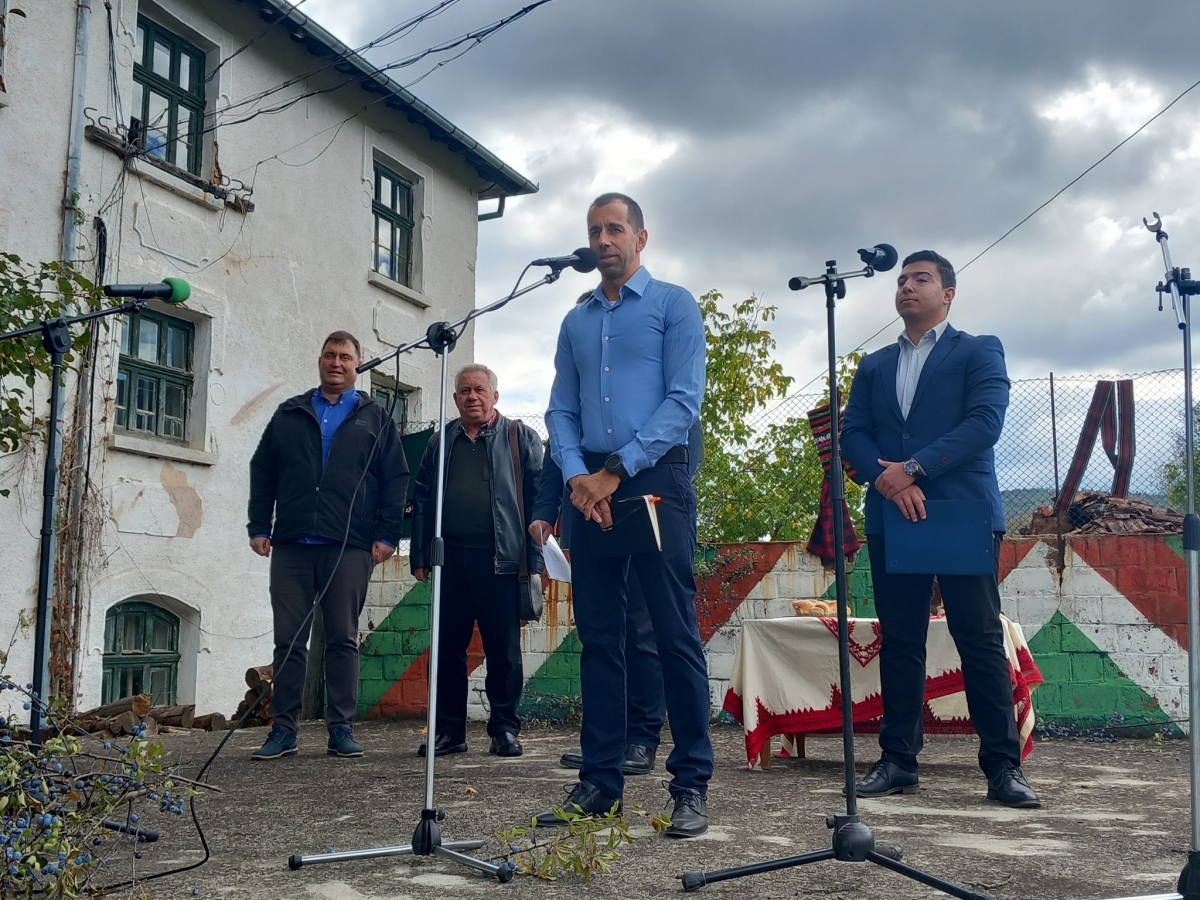 Фестивал на трънката събра стотици в Салаш