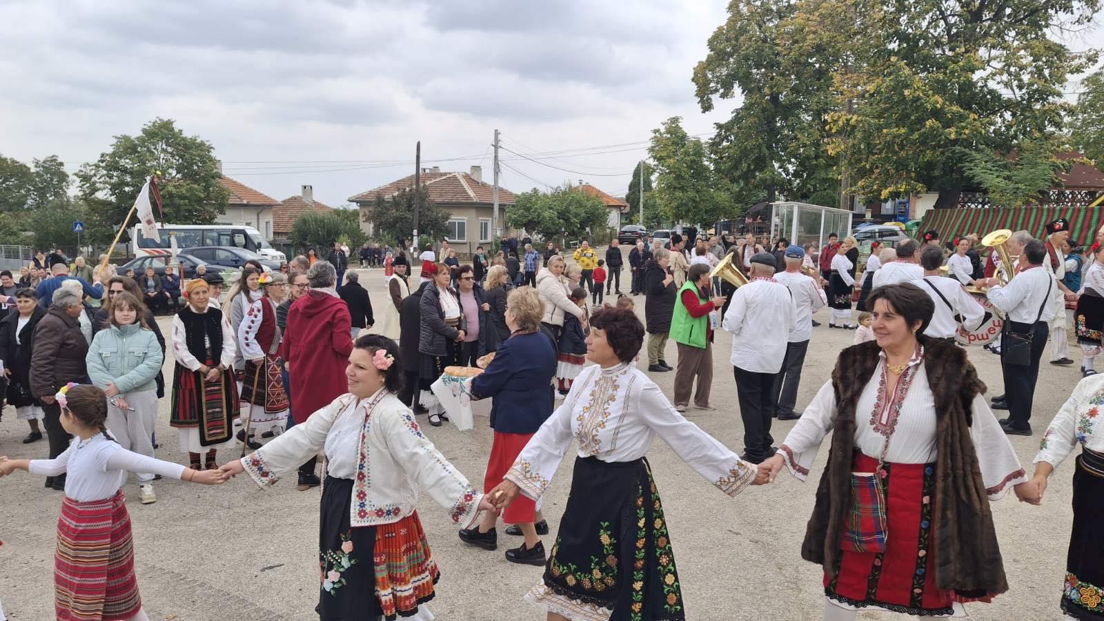 Белорадска сватба „оживя” на селския площад в Бела Рада
