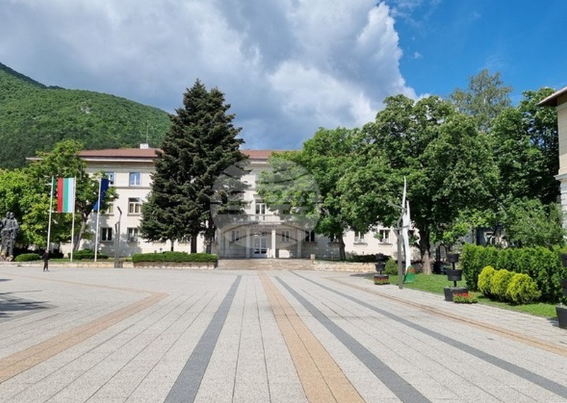 Оборудват с фотоволтаици и електромобили социалните структури във Враца