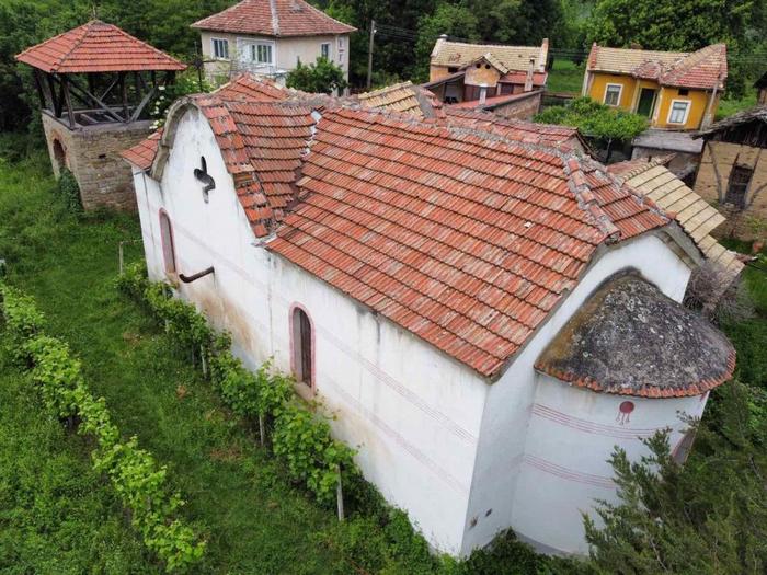 Ремонтират църквата в Ребърково