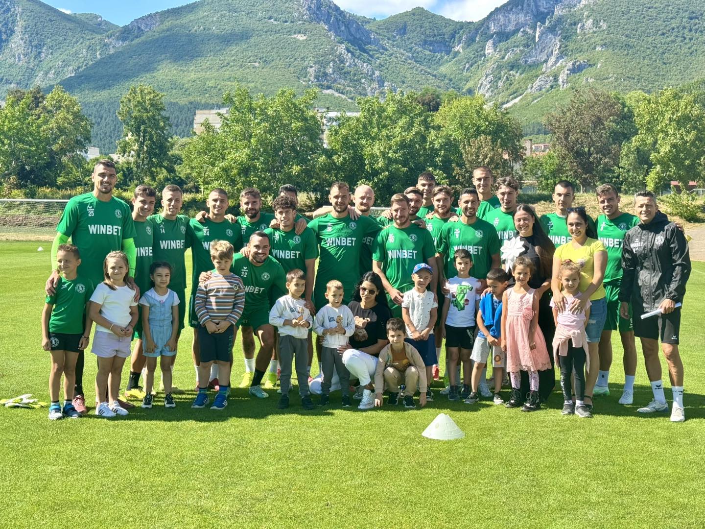 Деца посетиха играчите на Ботев Враца
