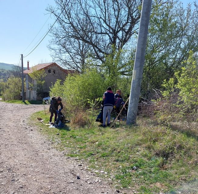 Почистиха улиците в Долна Кремена