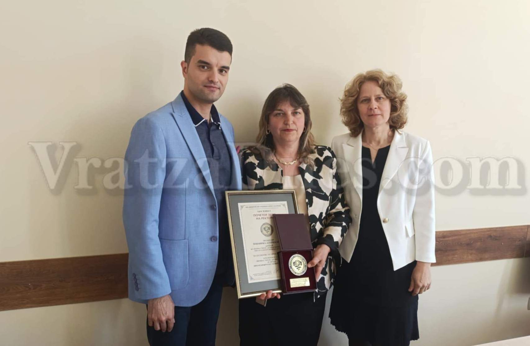 Директорът на Медицинския университет във Враца с почетен плакет от ректора