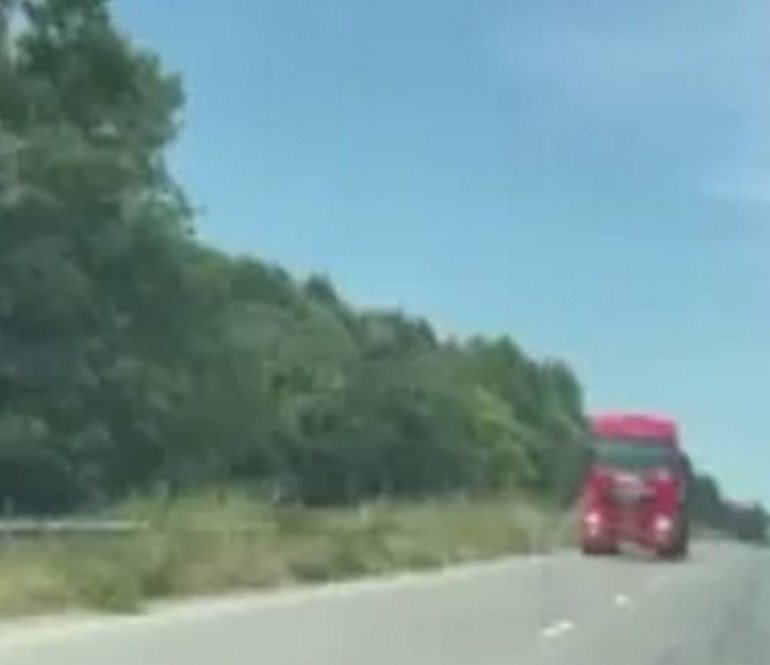 Самосвал кара с висока скорост в насрещното на пътя Мездра – Враца