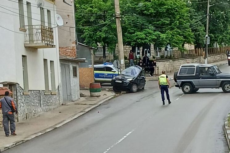 Кола се заби в стълб във врачанско село