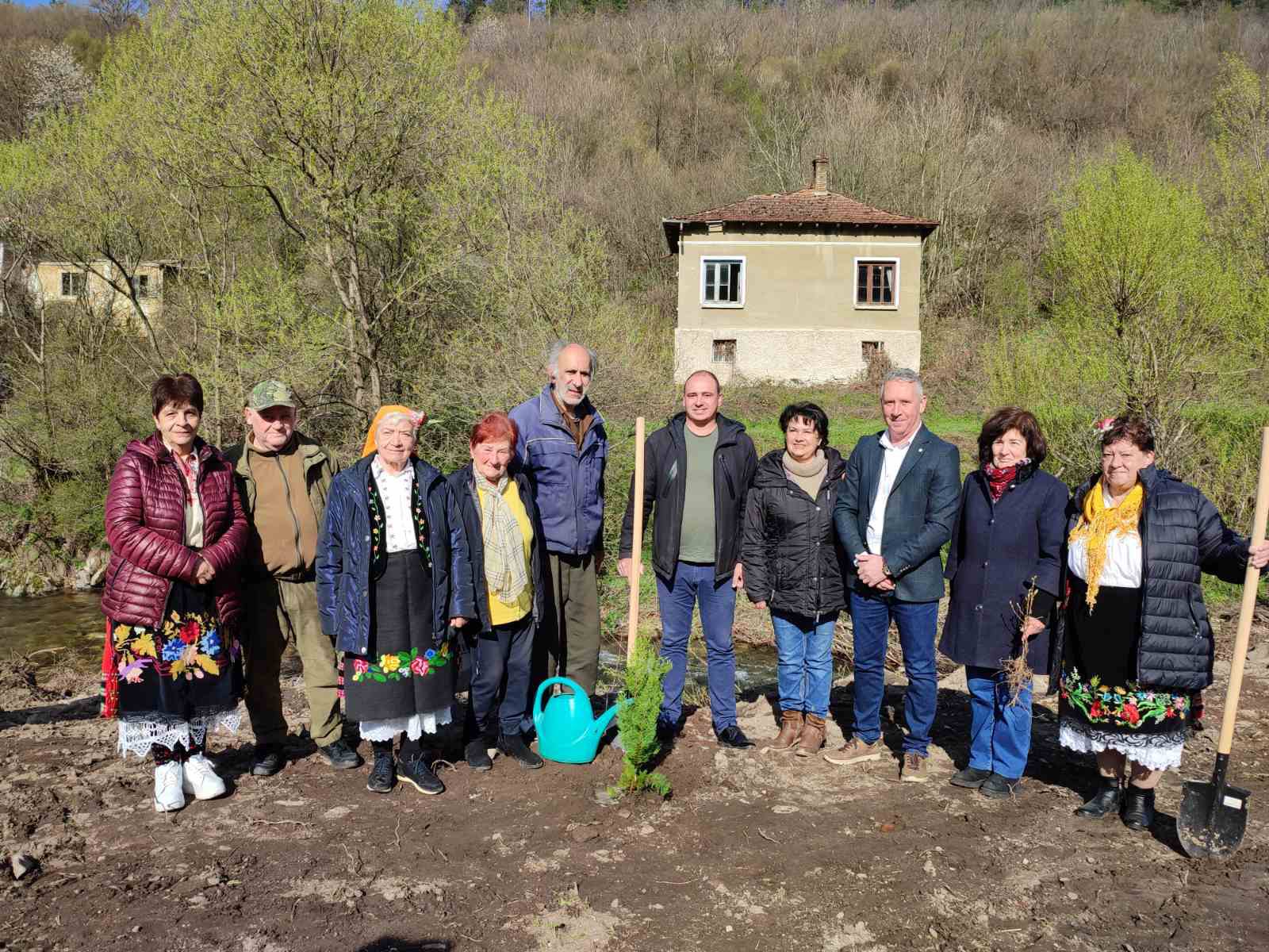 В Стакевци отбелязаха “Седмицата на гората” със засаждане на дървета