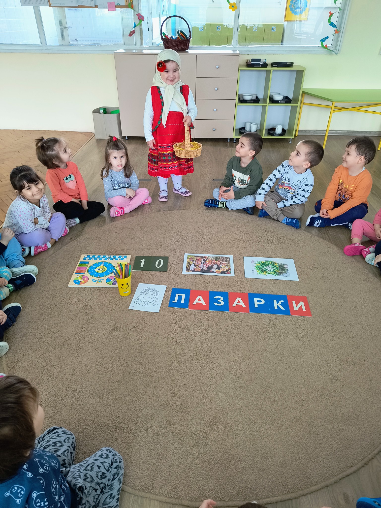 Красива лазарка усмихна екипа и децата в ДГ