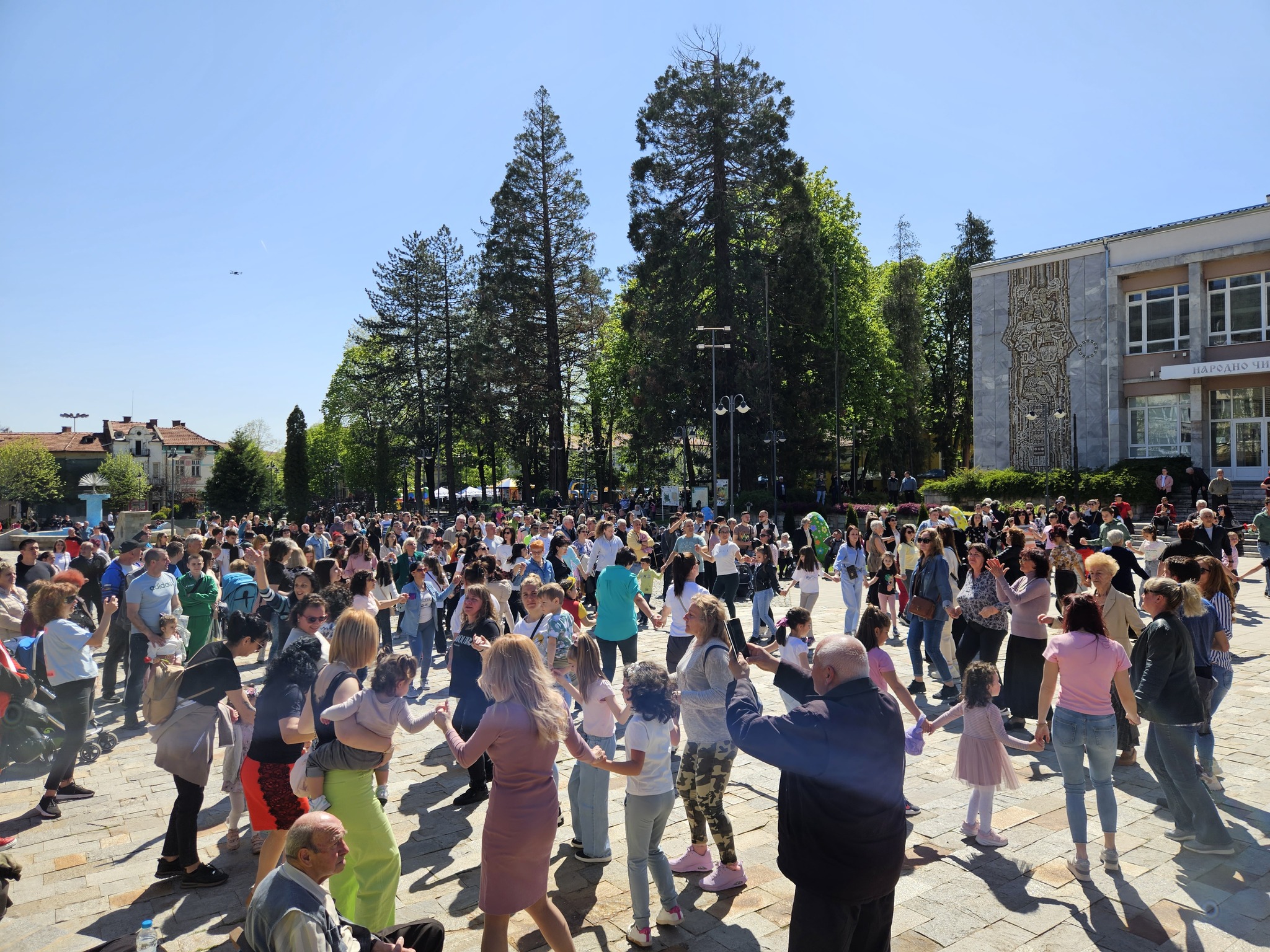 С молебен и хора отпразнуваха Великден на площада в Берковица
