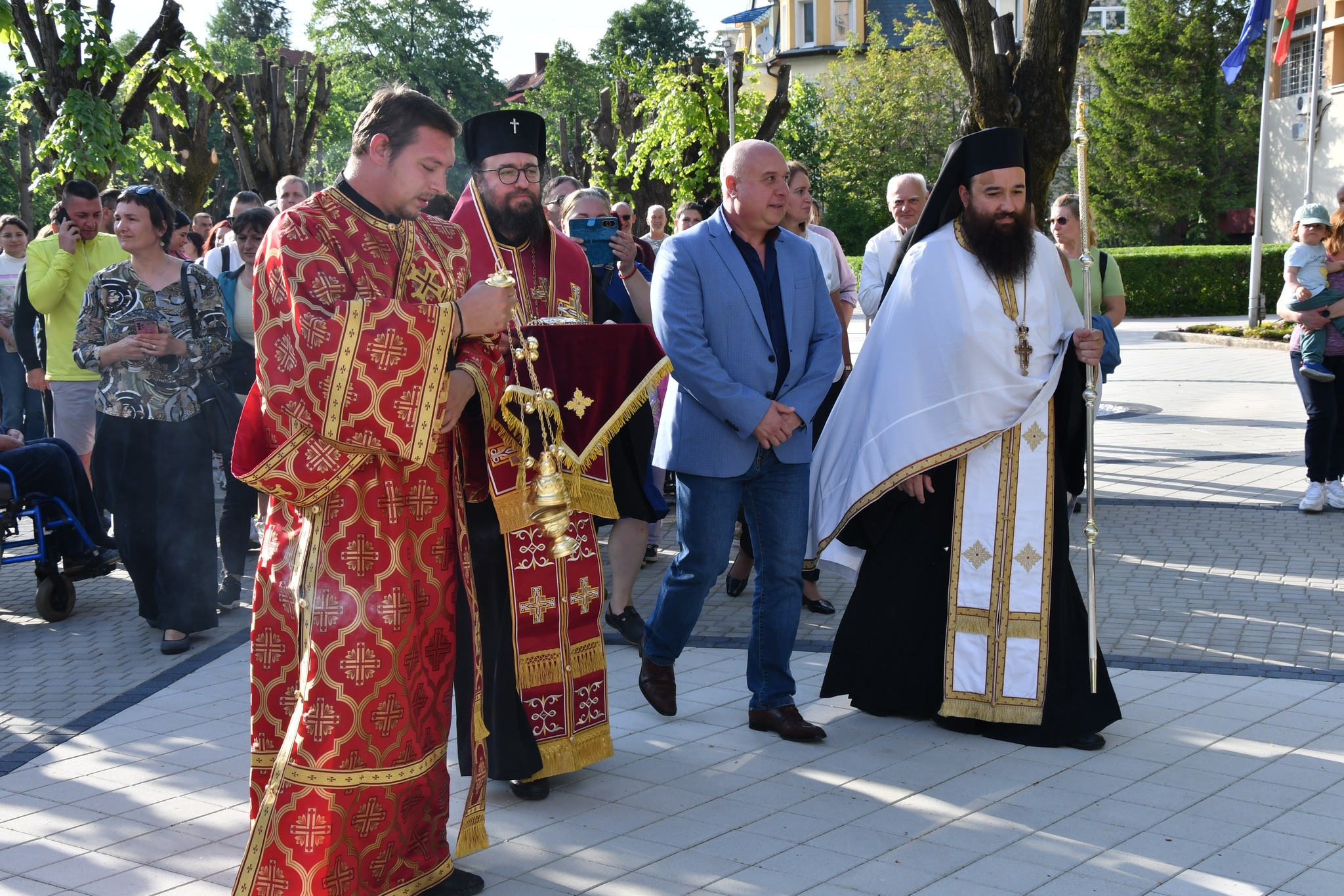 Мощи на свети Георги ще се пазят във Вършец, посрещнаха ги стотици граждани