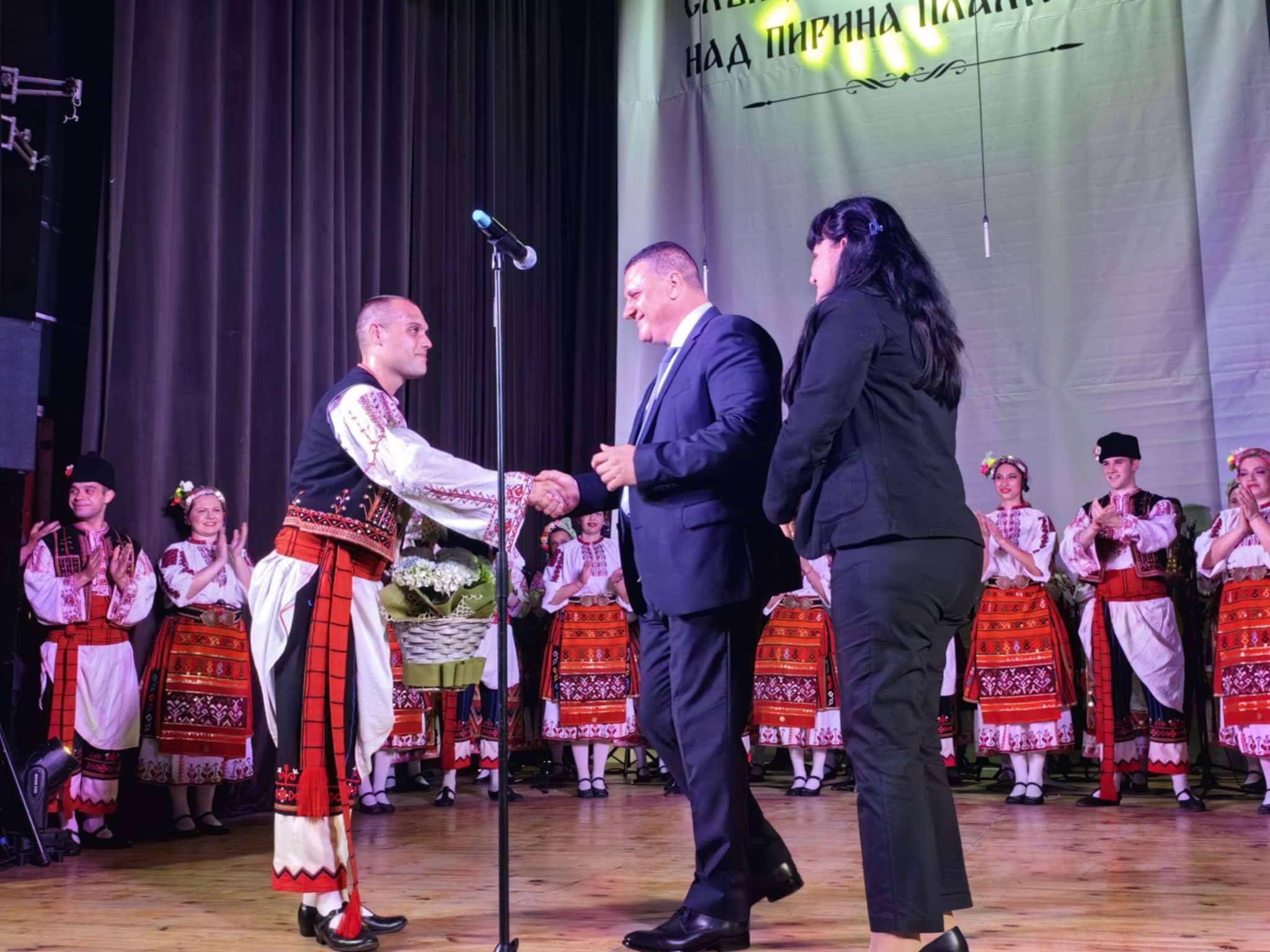 Ансамбъл от Плевен обра овациите на публиката в Оряхово