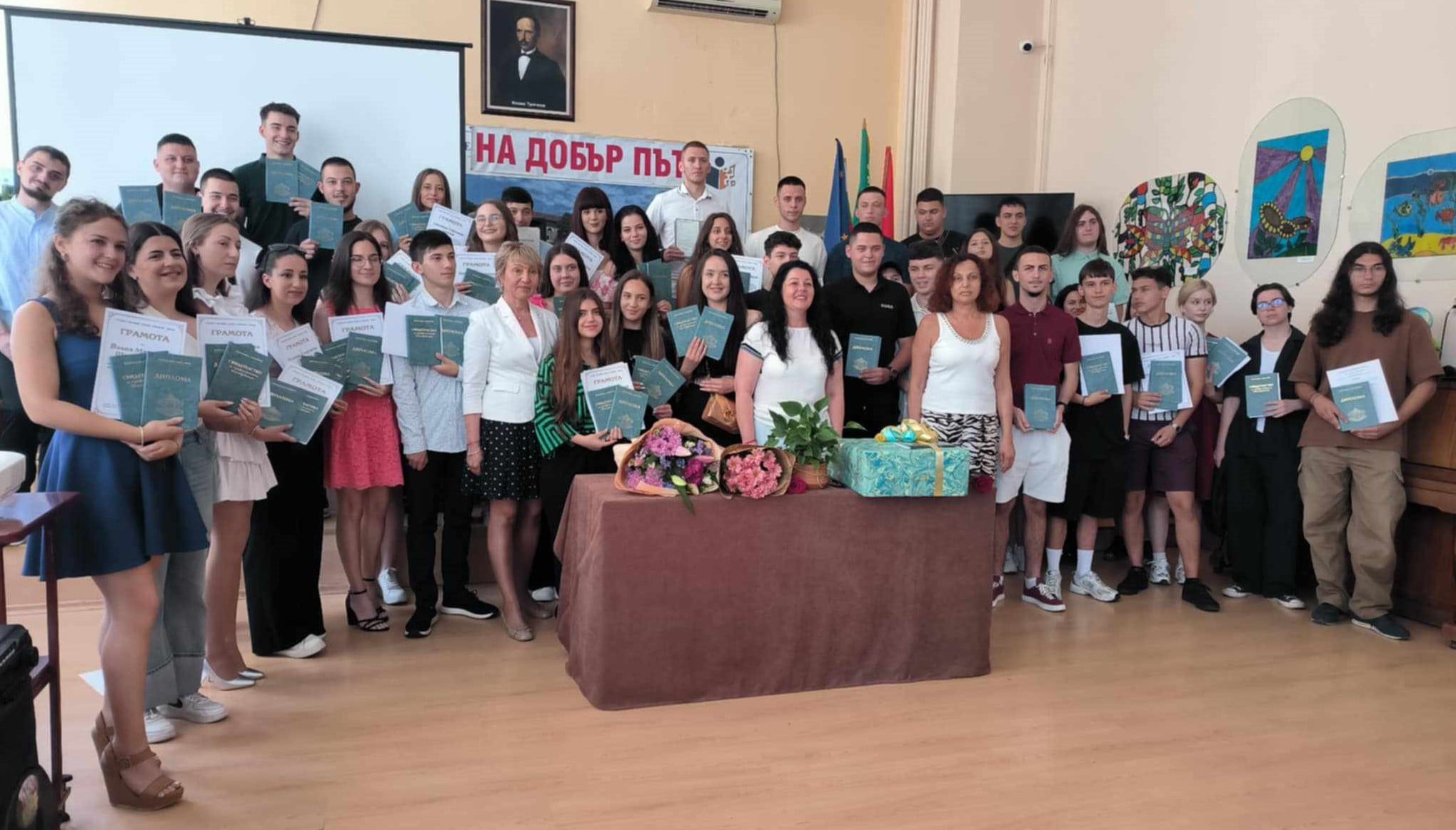 Зрелостници с блестящи знания и резултати получиха дипломите си