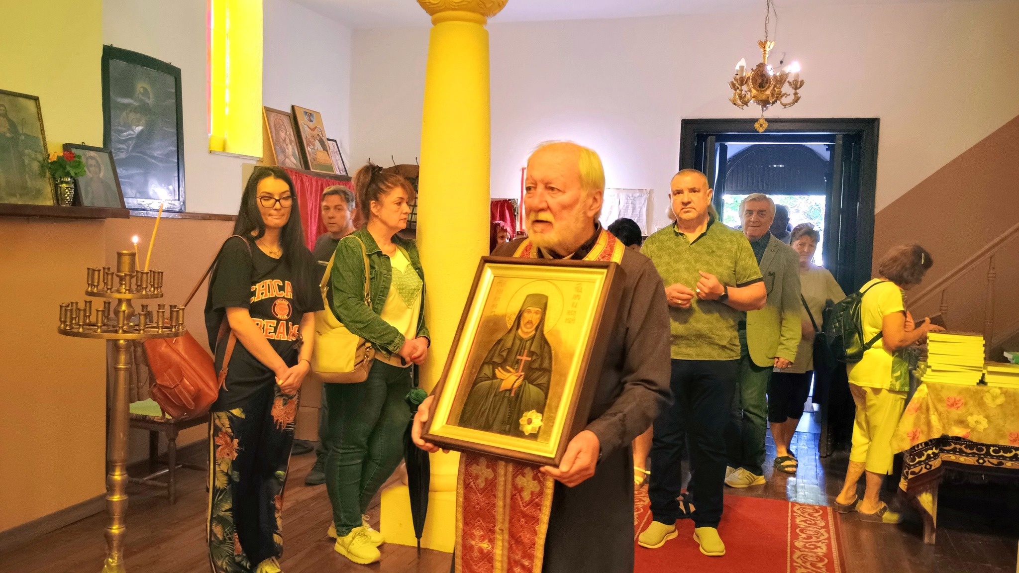 Миряни се редят на опашки пред чудотворна икона в Мездра