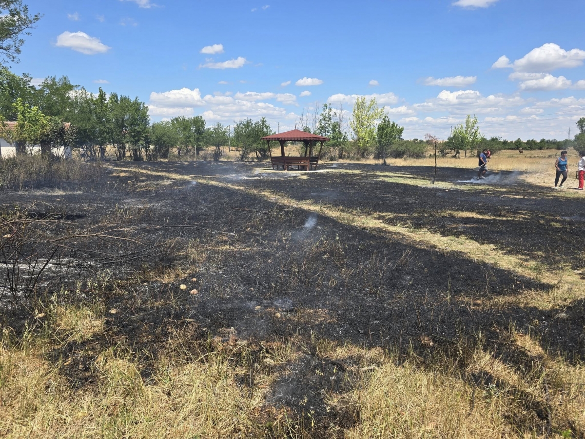 Пожар пламна в училищен двор