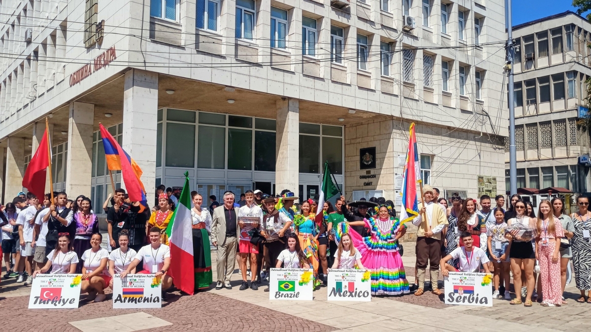 Откриха официално петото издание на „Фолклорната магия на Мездра“