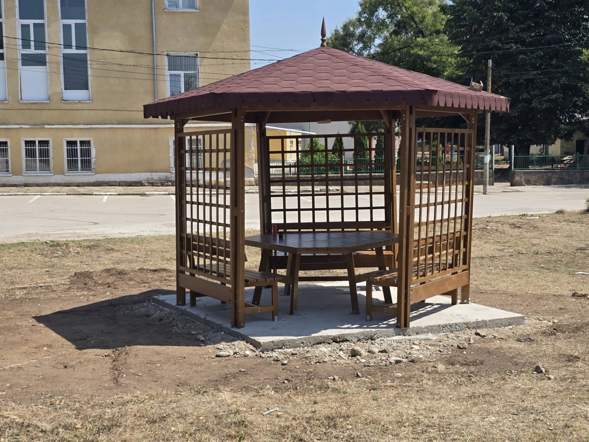 Беседки, катерушки и пейки монтират в Ружинско