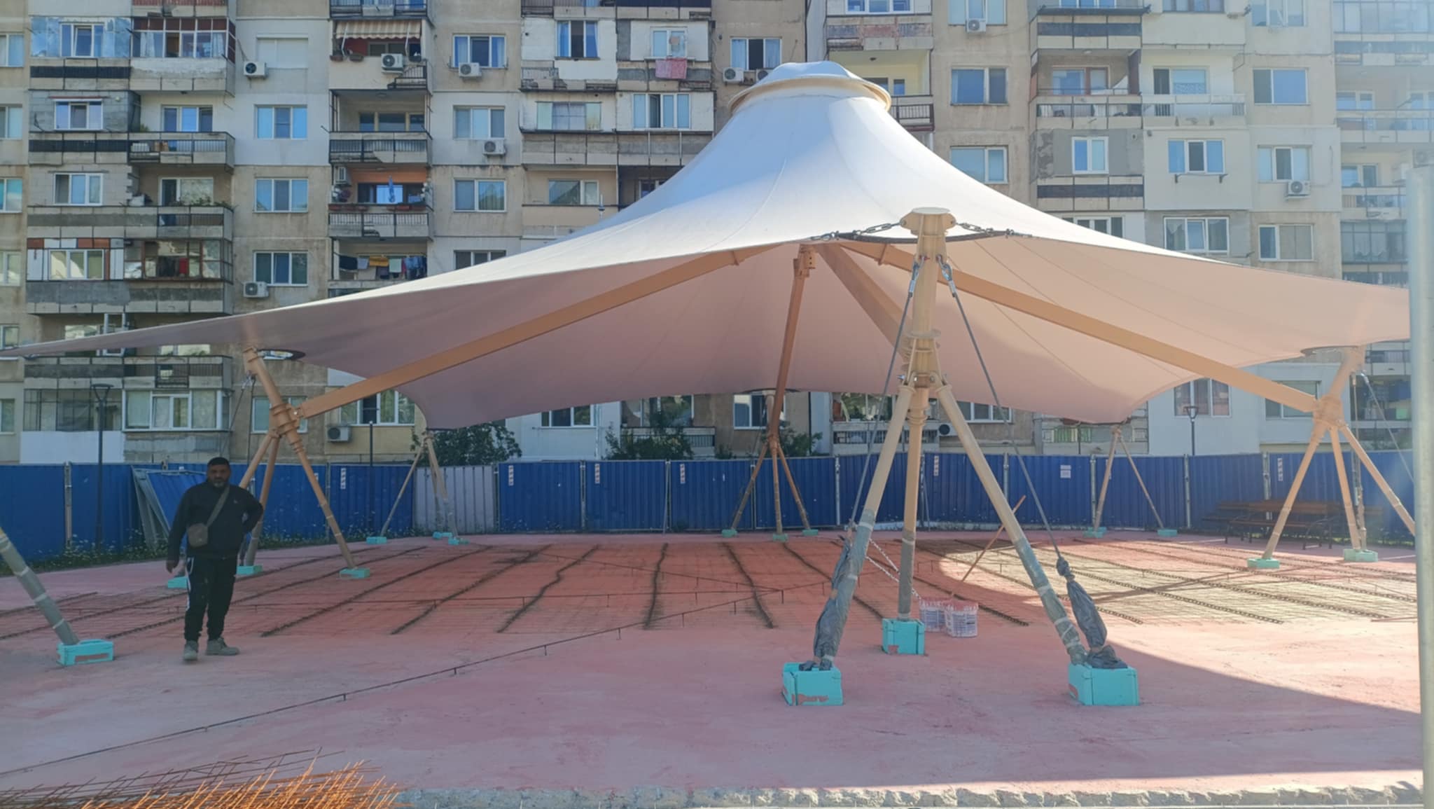 Направиха отводняване и бетонират покритата площадка във Враца