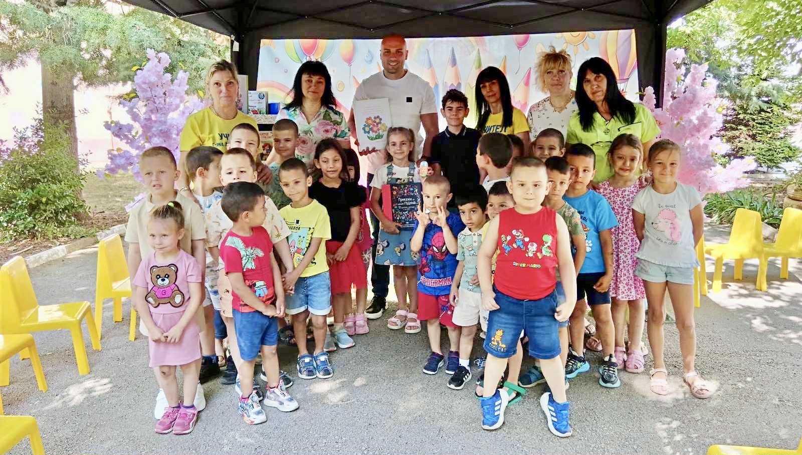 Народният представител Мартин Харизанов чете приказки в детска градина с дъщеря си