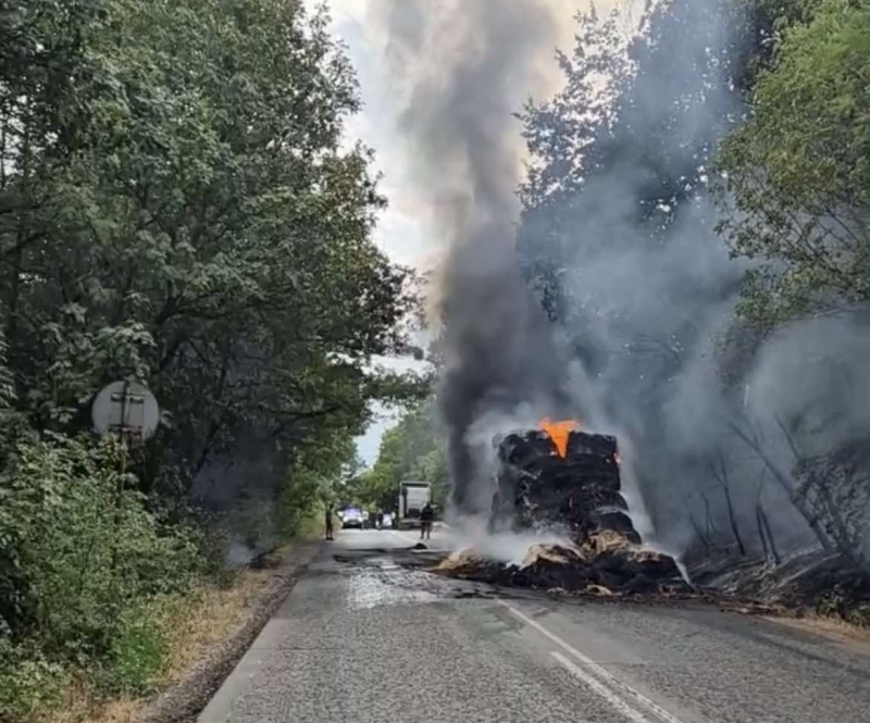 Десетки километри е задръстването на пътя Враца-Оряхово, коли и автобуси търсят обходи