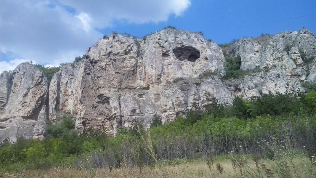 Доброволци ще чистят пътя до скалните рисунки край село Царевец