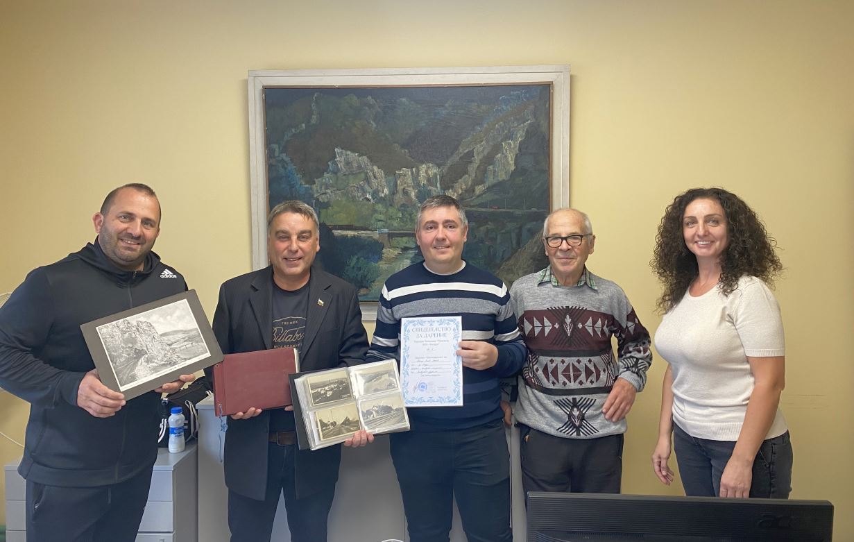 В навечерието на своя вековен юбилей читалището в Мездра получи ценно дарение