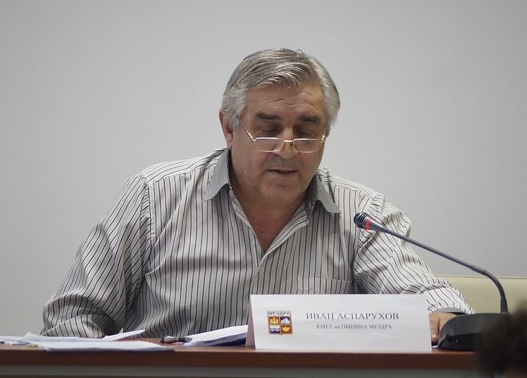 Кмет обеща ремонтирани улици и нови площадки