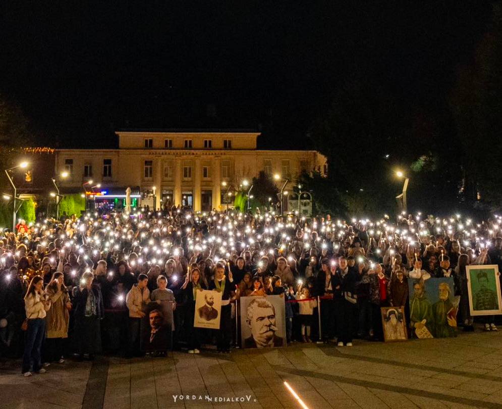 Хиляди се включиха във факелно шествие във Враца