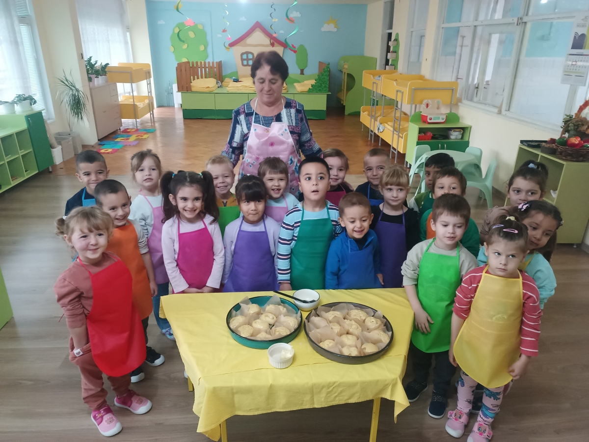 Деца месиха вкусни хлебчета